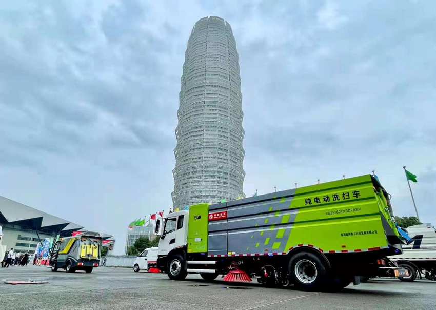 雄獅重工新能源環(huán)衛車(chē)亮相第六屆河南省城鄉環(huán)境衛生設施設備與固體廢棄物處理技術(shù)博覽會(huì )